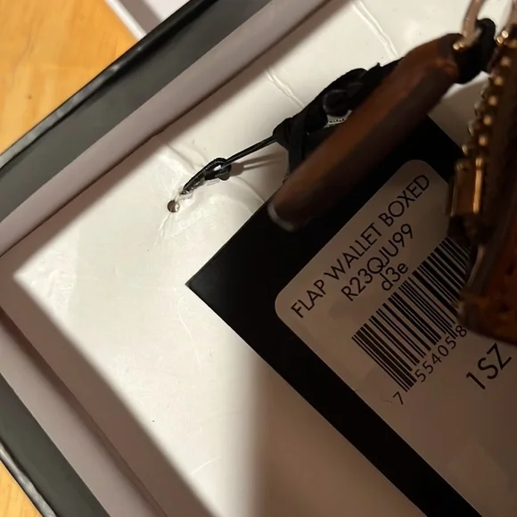 🛍️🏆Host Pick🏆 #793 NWT DKNY Wallet - Picture 8 of 13